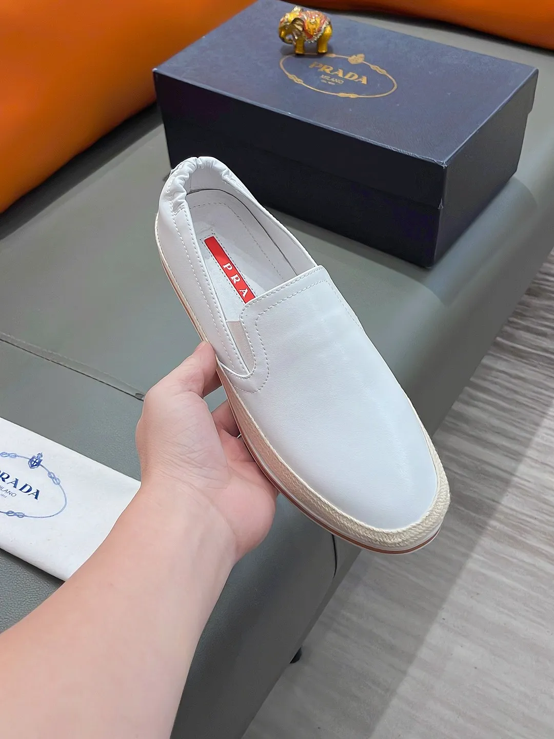 Men's shoes PRADA "Prada" P420 Regular size: 38-44 (slip-on shoes) Product materials: Selected cowhide upper, soft sheepskin foot pads, original factory special outsole.
